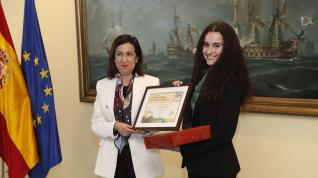 La ministra de Defensa, Margarita Robles, ha sido la encargada de entregar el galardón a la alumna ganadora, Claudia Mayoral