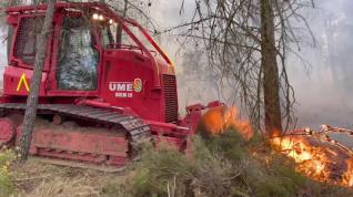 La máquina de ingenieros D5, de la UME, ha realizado trabajos de  ataque directo al fuego que afecta a Teruel y Castellón
