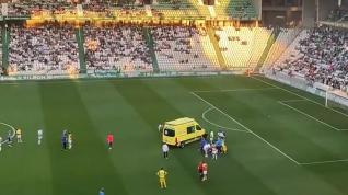 Momento en el que la ambulancia entra al campo a evacuar al jugador.