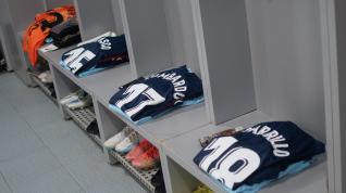Las camisetas de la SD Huesca, preparadas en el vestuario del estadio de La Cerámica.