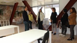 Visita del alcalde y representantes de las asociaciones de comercio y servicios, y empresarios, al espacio coworking.