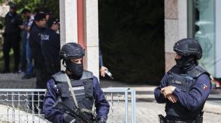 Dos policía en el lugar del ataque en Lisboa