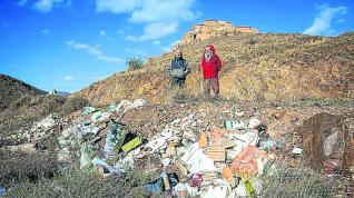 Dos vecinos de la comarca denuncian la basura que se acumula a los pies del despoblado de Villanueva de Jalón