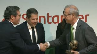 Luis del Corral, presidente de Confecciones Oroel, felicitado por Antonio Garamendi y Gerardo Cuerva, presidentes de CEOE y Cepyme.