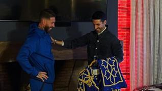 Talavante le regala un traje goyesco a Sergio Ramos.