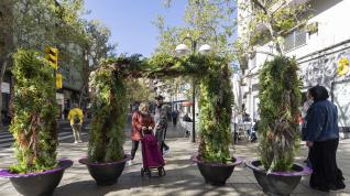 Arco floral colocado en la plaza de las Canteras, en Torrero