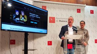 El concejal de Cultura, Ramón Lasaosa, y el jefe del Servicio, Lucas Fernández, durante la presentación de la web del Radar.