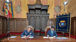 El teniente general Pedro García y el alcalde, Luis Felipe, firmando el protocolo de colaboración en materia de ciberseguridad.