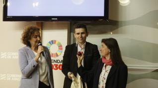 Olga Alastruey dirige el sorteo para dirimir empates en el proceso de escolarización.