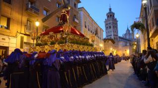 Procesión de la Hermandad del Nazareno y María Santísima del Rosario durante la Semana Santa en Teruel.