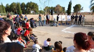 Vecinos del barrio, mientras las autoridades presentaban el proyecto.