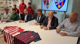 Firma del convenio entre la SD Huesca y la UD Barbastro.