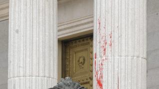 Fotos del acto vandálico con pintura en el Congreso