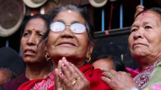 Nepalíes realizan una procesión en honor al dios Adinath