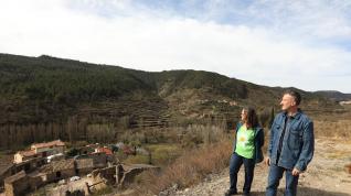 Jezabel López y Raúl Hoyo, vecinos de Olba preocupados por el peligro de incendio observan el Morrón, el monte que marcó el límite del frente del fuego.