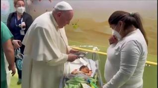 El papa bautiza a un bebé en el hospital en el que está ingresado