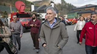 Fernando Grande Marlaska, ministro del Interior, en el puesto de mando del incendio en Asturias de esta semana.