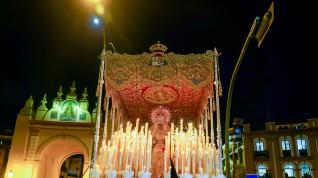 La Virgen Macarena saliendo de la Basílica de la Macarena  para iniciar  de madrugada su estación de penitencia.