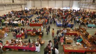 Asistentes este sábado a la feria de El Desván, celebrada en el pabellón de la localidad de Barbastro.