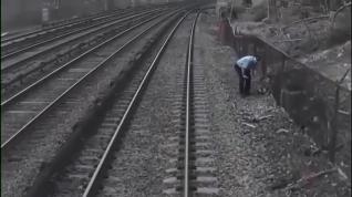 Un conductor de un tren salva a un niño de un accidente al frenar el convoy para rescatarlo