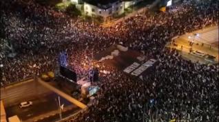 Decenas de miles de israelíes protestan contra la reforma judicial de Netanyahu en la 17ª manifestación semanal