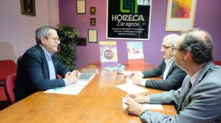 El candidato a la Presidencia del Gobierno de Aragón, Carlos Ortas se ha reunido esta mañana con los empresarios de Hostelería y Turismo (HORECA