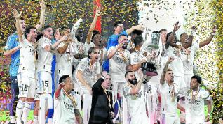 Los futbolistas del Real Madrid levantan el trofeo de campeones.