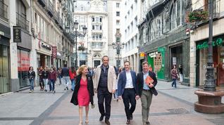 El candidato de Cs a la Presidencia del Gobierno de Aragón, Carlos Ortas, junto a otros miembros del partido en la calle Alfonso de Zaragoza.