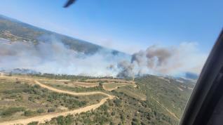 Vista aérea de las llamas del incendio, en las cercanías de Sos del Rey Católico.
