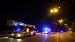 Los bomberos apagando un pequeño fuego tras la explosión de la subestación norte de Huesca