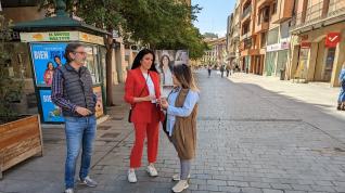 Lorena Orduna, en el centro, el punto exacto donde se detuvo la peatonalización del centro de Huesca.