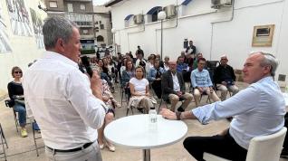 Tella y Azcón intervienen ante el público asistente al encuentro “A la fresca en Sariñena”.