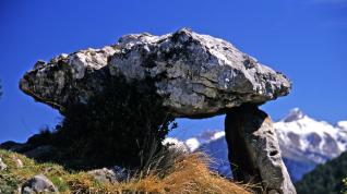 Dolmen de Tella. Las charlas arrancan hablando de la prehistoria.
