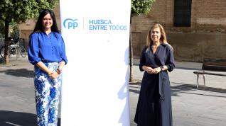 Lorena Orduna y Ana Alós, ayer en la plaza Universidad de Huesca.