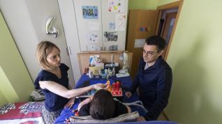 Silvia Echevarría y su marido, junto a su hijo Pablo, de seis años, quien sufre una enfermedad grave y rara.