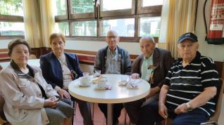 Un grupo de personas mayores de 80 años, en el centro de convivencia de mayores de Ciudad Jardín, en Zaragoza.
