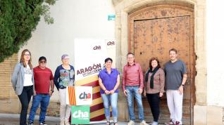 representantes de Chunta Aragonesista en su visita a la antigua iglesia de Santa Rosa.