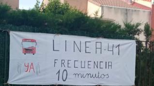 Cartel con protesta para pedir que mejore la frecuencia de la línea 41 del bus urbano de Zaragoza, en Montecanal