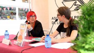 La ilustradora Sara Jotabé, en la Feria del libro de la capital altoaragonesa, junto a Cristina Hombrados.