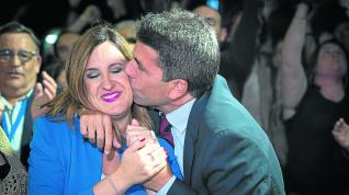 Carlos Mazón besa a la candidata del PPCV a la Alcaldía de Valencia, María José Catalá.