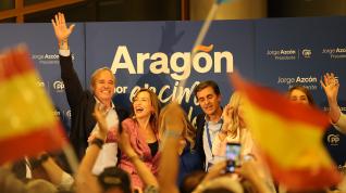 Jorge Azcón y Natalia Chueca celebran la victoria en la sede del PP de Aragón.