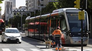Obras para colocar las nuevas balizas luminosas en el paseo de la Independencia