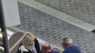 El despiste de este hombre provocó que sus vecinos tuvieran que sacarle de un cubo de basura