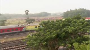 Un brutal choque de dos trenes de pasajeros en la India causa más de 200 muertos