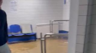 La tromba de lluvia en Teruel inunda los vestuarios de la piscina climatizada