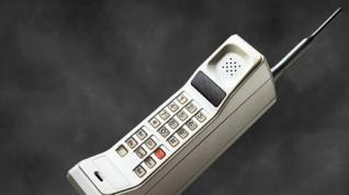 El primer móvil fue un DynaTAC 8000x, de la marca Motorola.