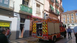 Un camión de bomberos en la fachada del edificio en el que se ha producido el incendio.