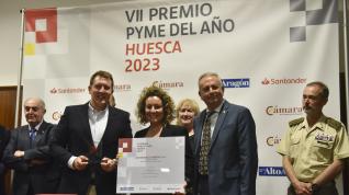 Daniel y Susana Cabrero han recibido el premio de manos del subdelegado Carlos Campo.