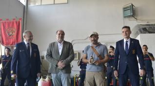 El traductor de los bomberos en Turquía recoge el Casco de Honor en Zaragoza.