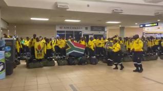 El cántico de 200 bomberos sudafricanos al aterrizan en Canadá, para ayudar a combatir el incendio forestal